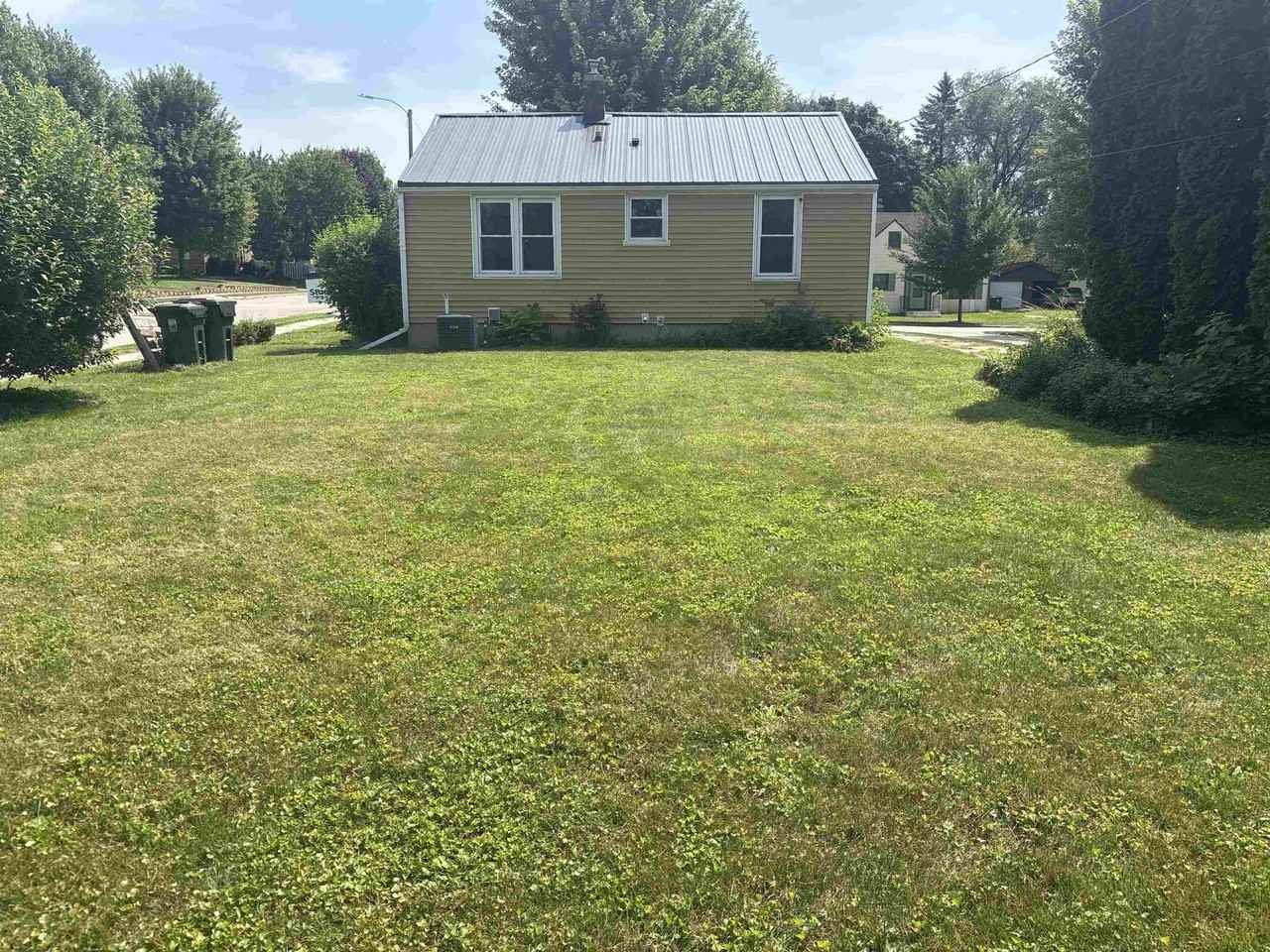 426 Hillcrest Dr - Photo 2 of 2