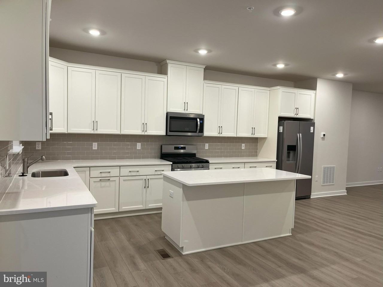 501 Titanium St - Photo 7 of 46