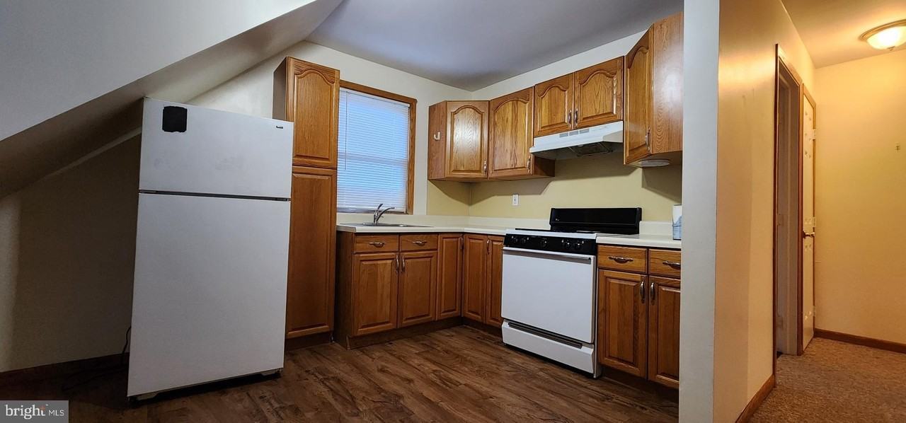 209 E Montgomery Ave - Photo 4 of 9