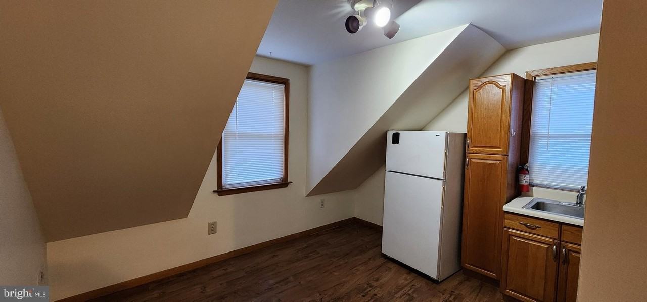 209 E Montgomery Ave - Photo 5 of 9