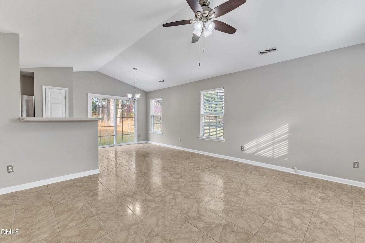 4917 Silverdene St - Photo 6 of 35