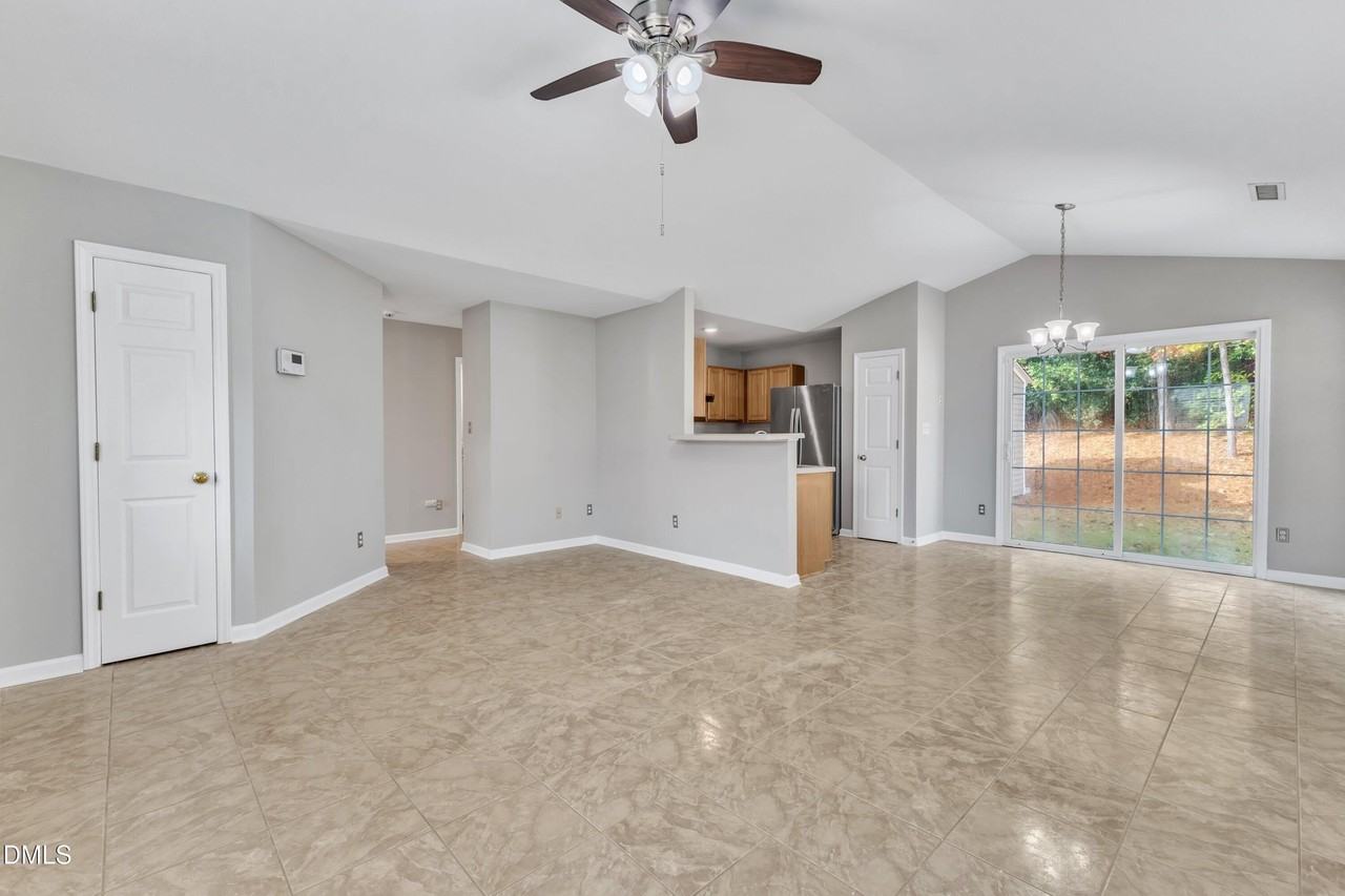 4917 Silverdene St - Photo 7 of 35