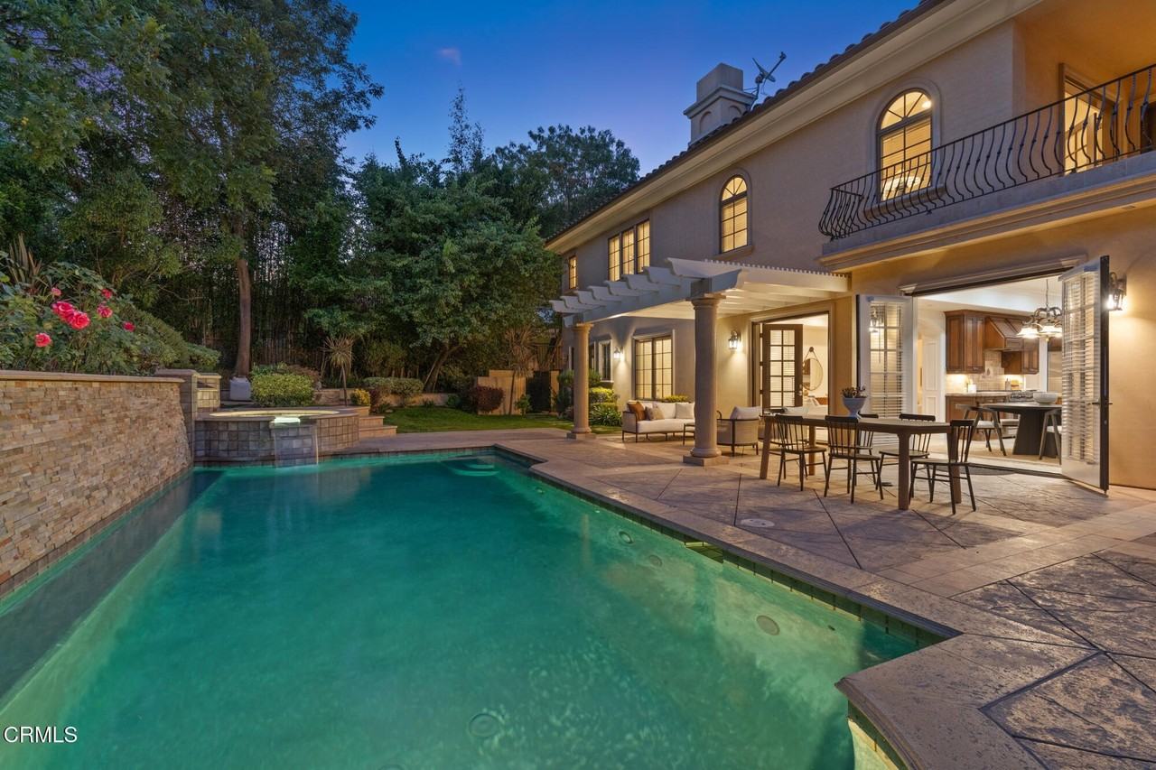 1571 N Bundy Dr - Photo 2 of 50