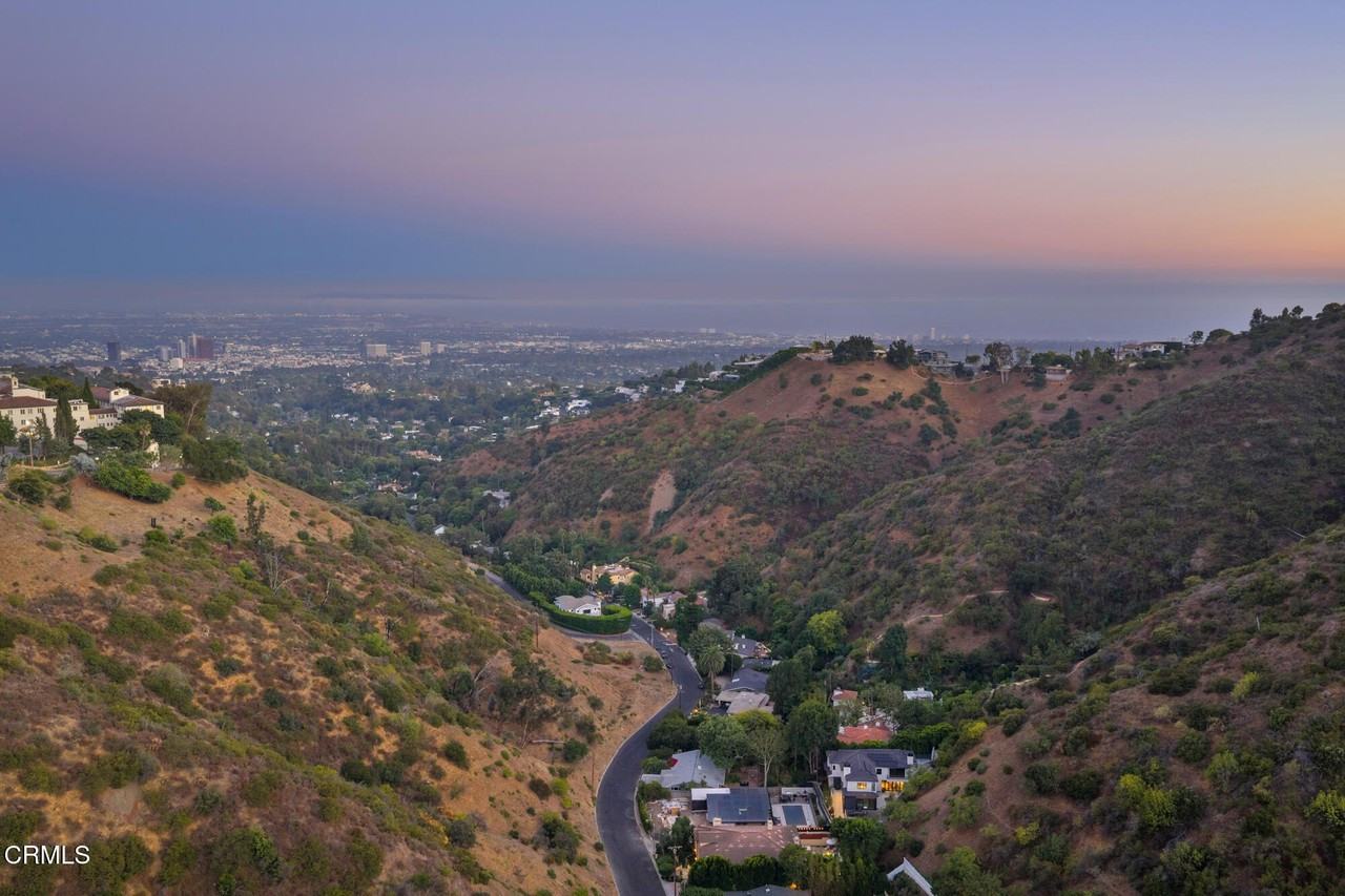 1571 N Bundy Dr - Photo 3 of 50