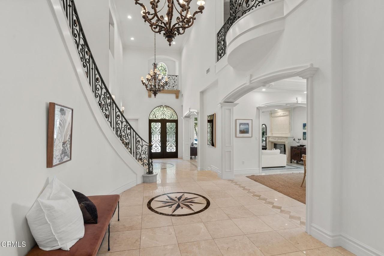 1571 N Bundy Dr - Photo 4 of 50