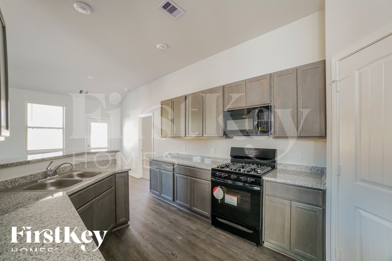 11021 Patriot Ct - Photo 7 of 15