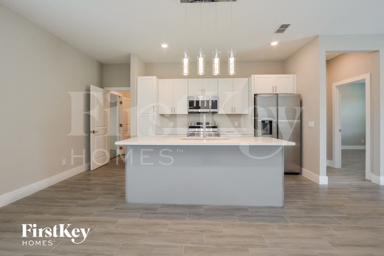 1521 Eloise Ct - Photo 3 of 15