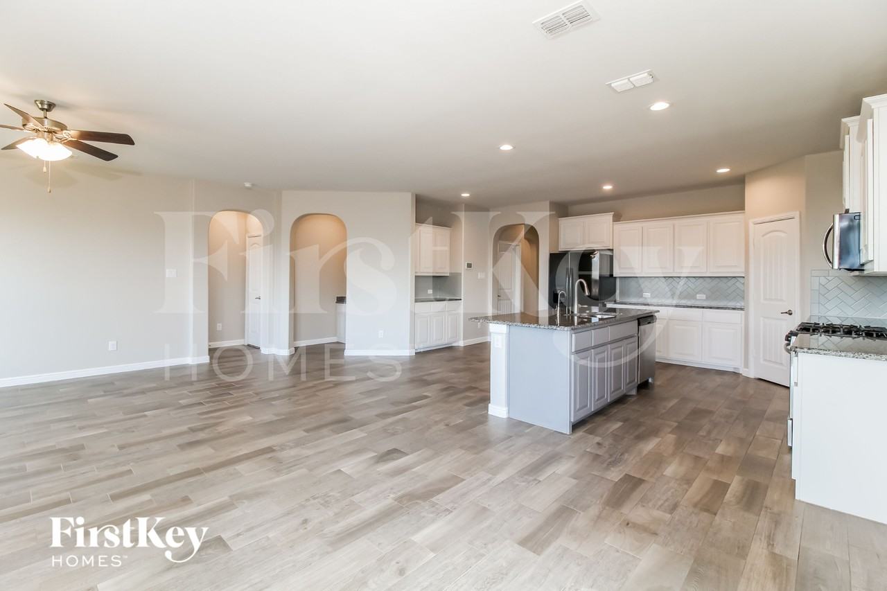 401 Goldfinch Rd - Photo 5 of 15