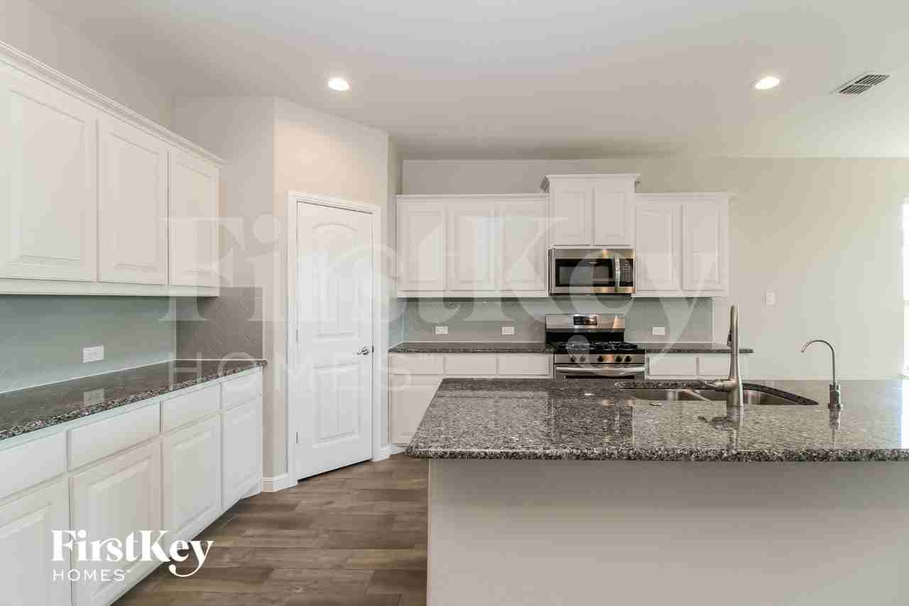 401 Goldfinch Rd - Photo 6 of 15