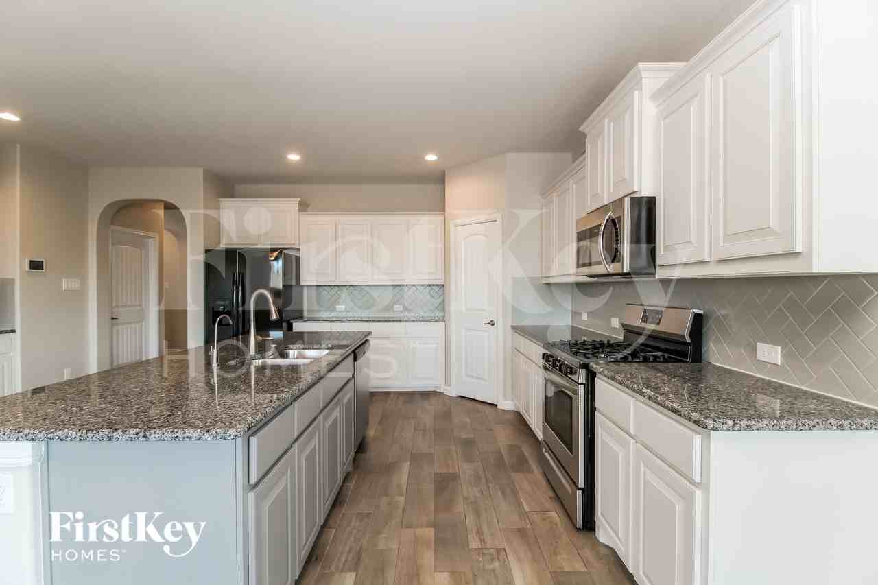 401 Goldfinch Rd - Photo 7 of 15