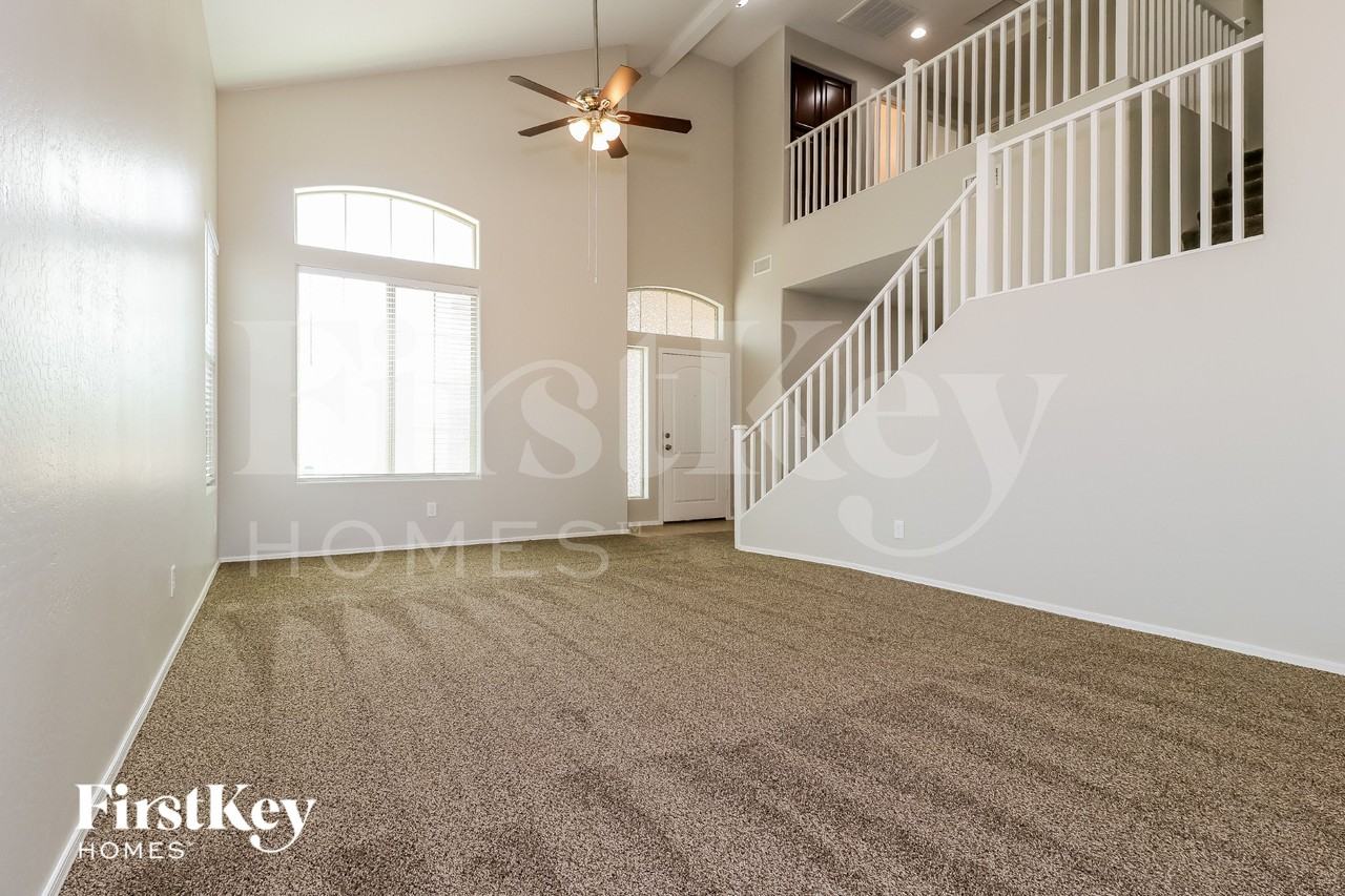 25288 W Pleasant Ln - Photo 4 of 15