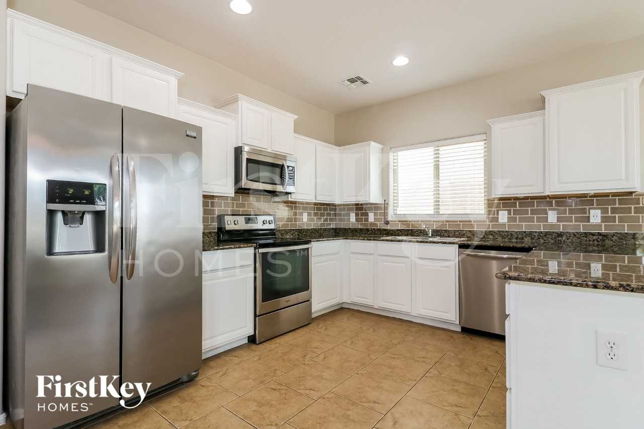 25288 W Pleasant Ln - Photo 6 of 15