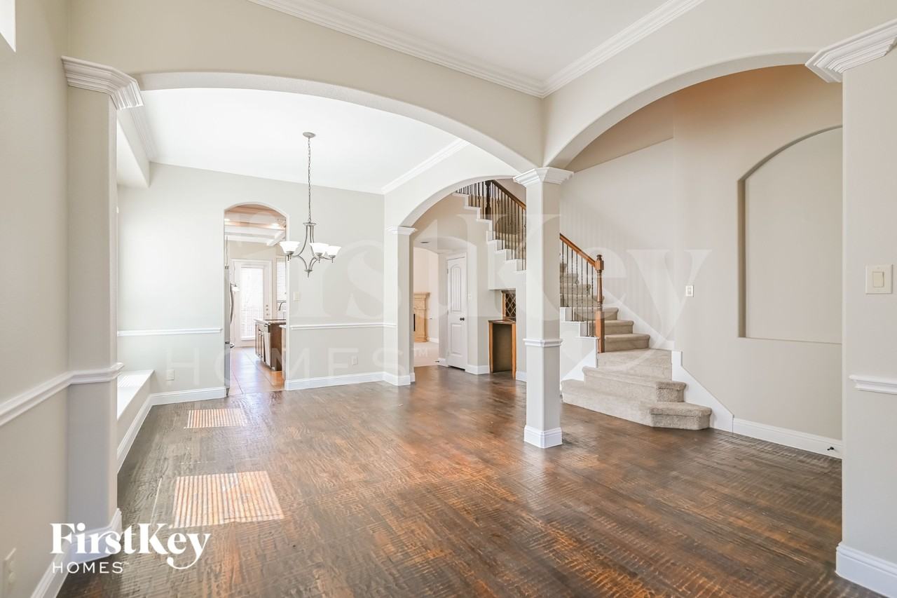 1045 Dunhill Ln - Photo 4 of 15