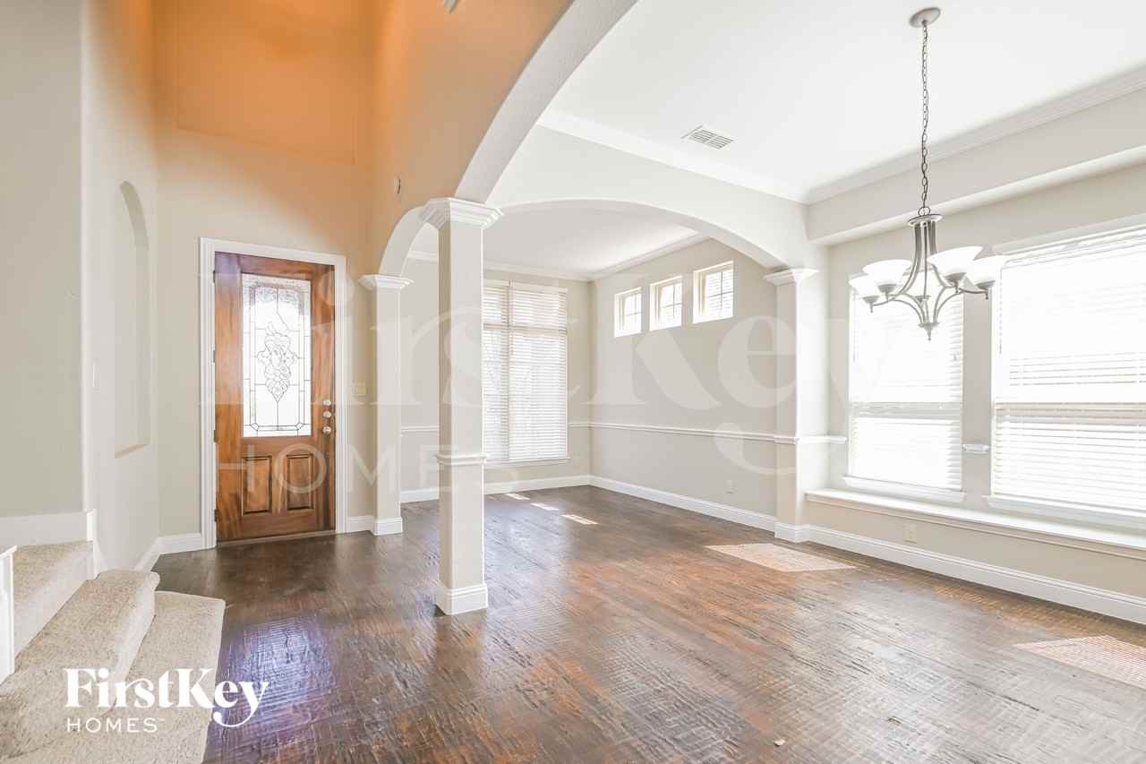 1045 Dunhill Ln - Photo 5 of 15