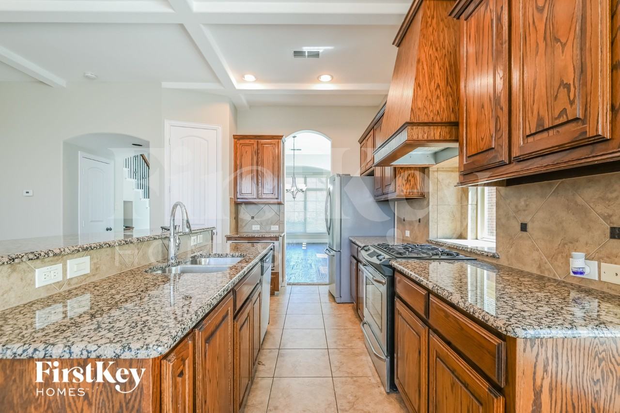 1045 Dunhill Ln - Photo 6 of 15