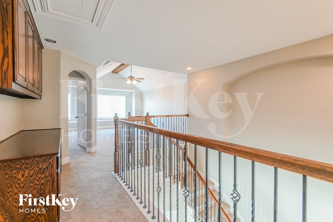 1045 Dunhill Ln - Photo 7 of 15