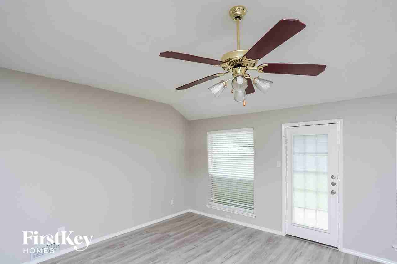 433 Asbury Dr - Photo 3 of 15