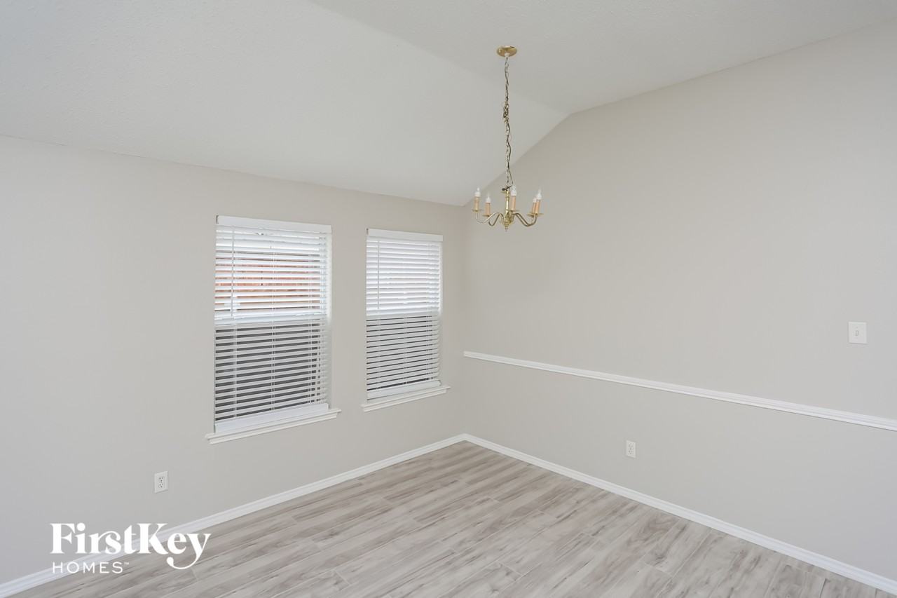 433 Asbury Dr - Photo 4 of 15