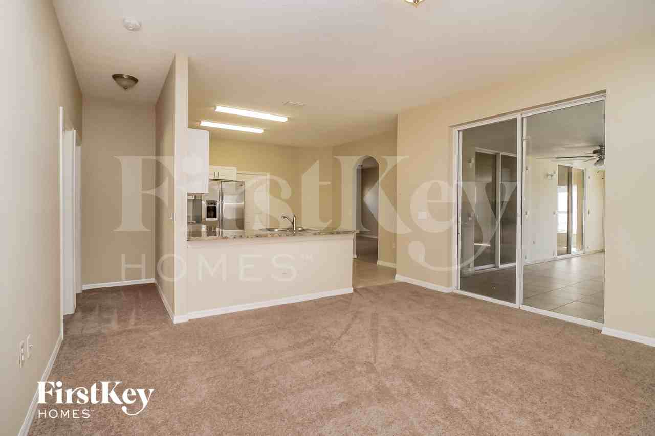 434 Bloomfield Dr - Photo 3 of 15