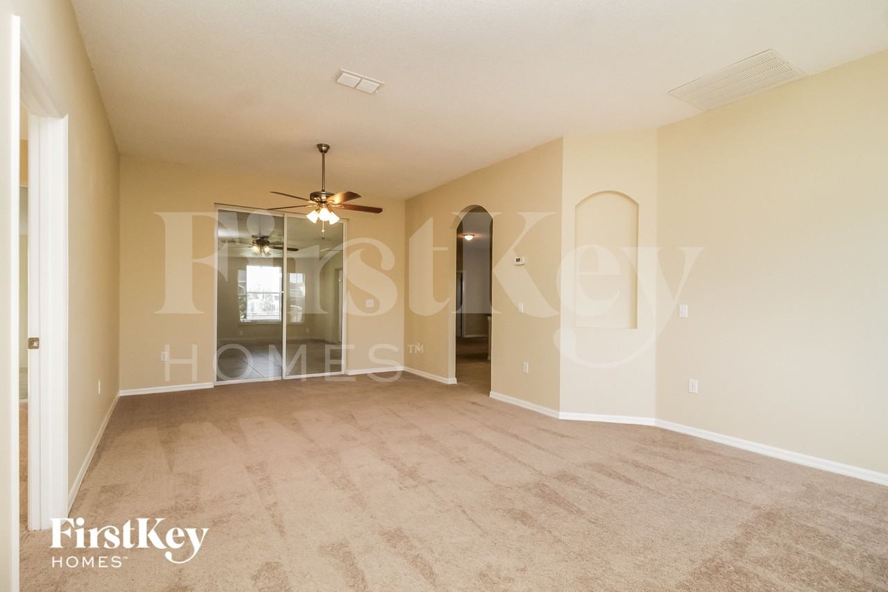 434 Bloomfield Dr - Photo 4 of 15