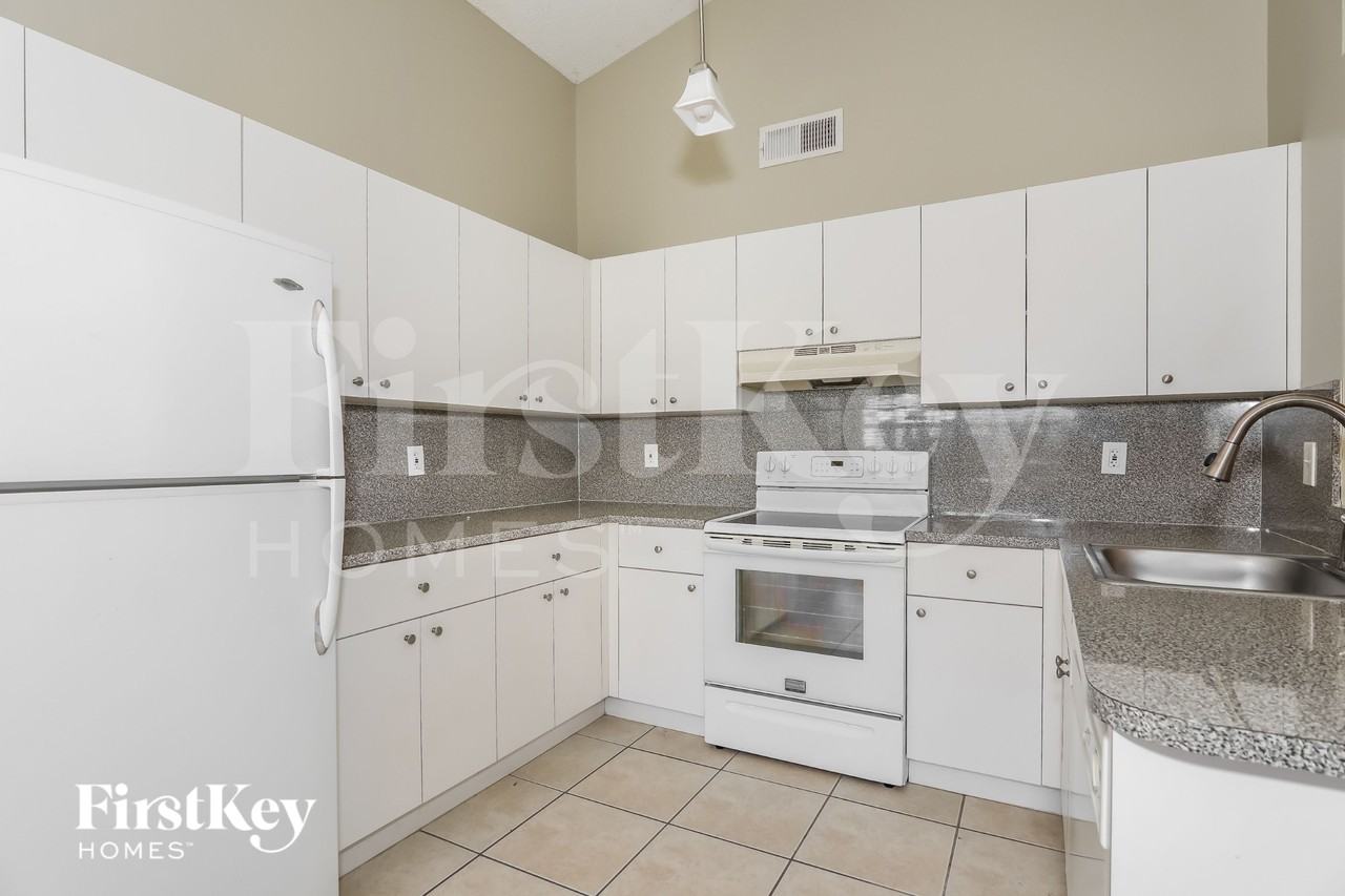 8666 Sw 14th St - Photo 6 of 15