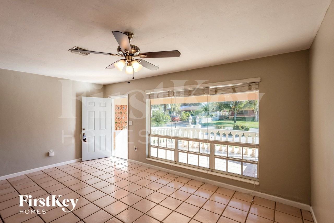 7619 Kismet St - Photo 5 of 15