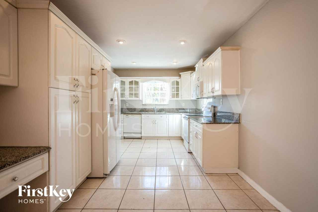 7619 Kismet St - Photo 6 of 15