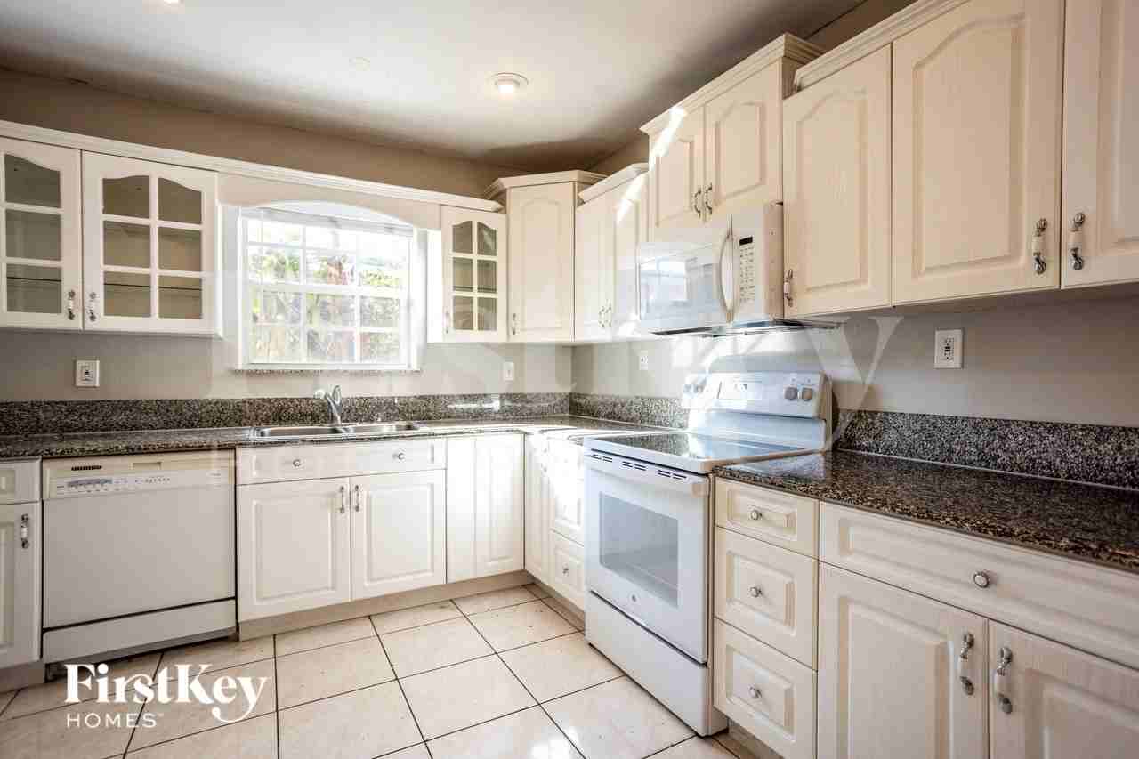 7619 Kismet St - Photo 7 of 15