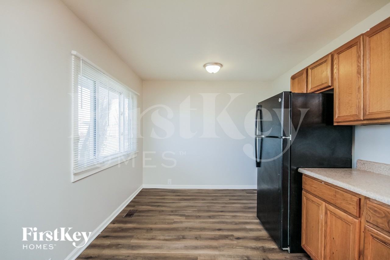 341 Emery Ave - Photo 5 of 15