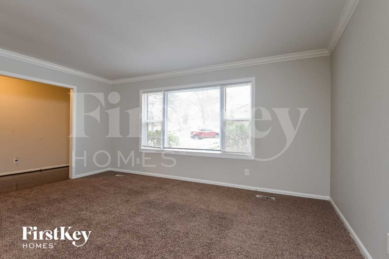 212 Sam Pate Dr - Photo 4 of 15