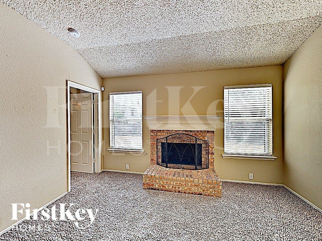 208 Amber Ridge Dr - Photo 2 of 16