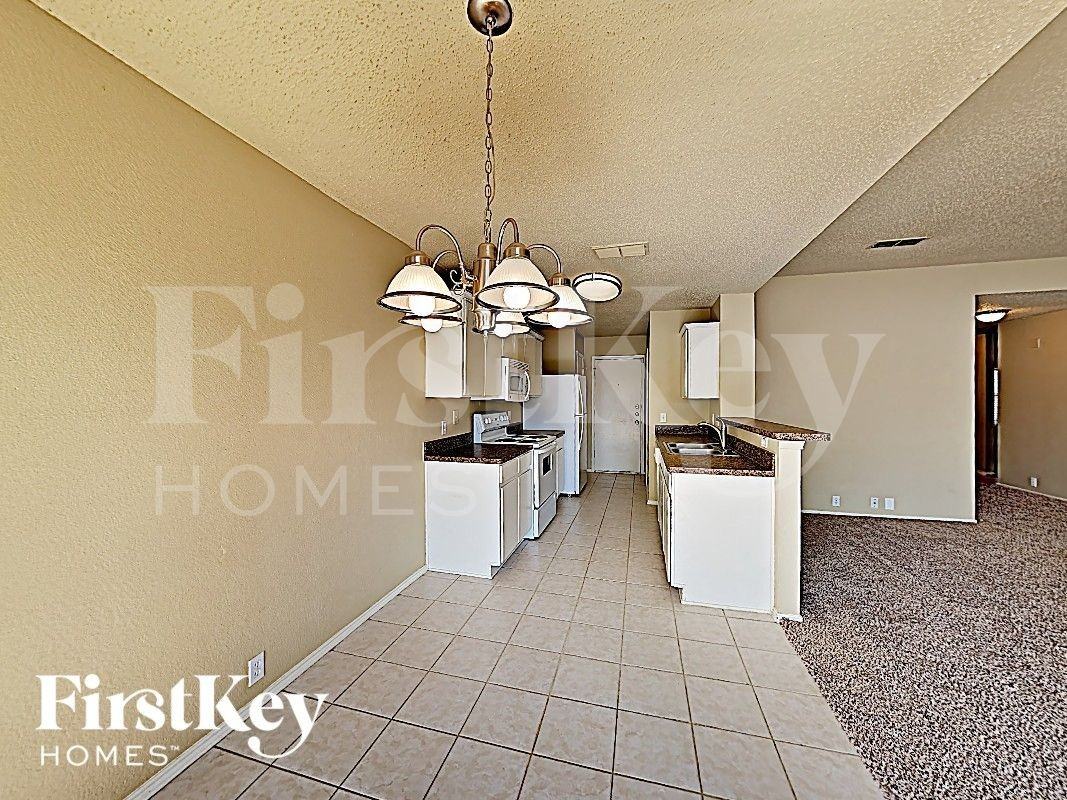 208 Amber Ridge Dr - Photo 4 of 16