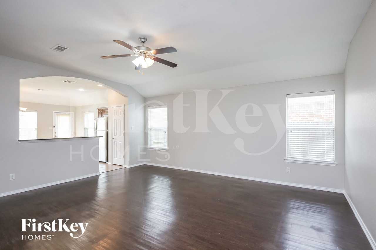 2037 Cattle Creek Rd - Photo 4 of 15