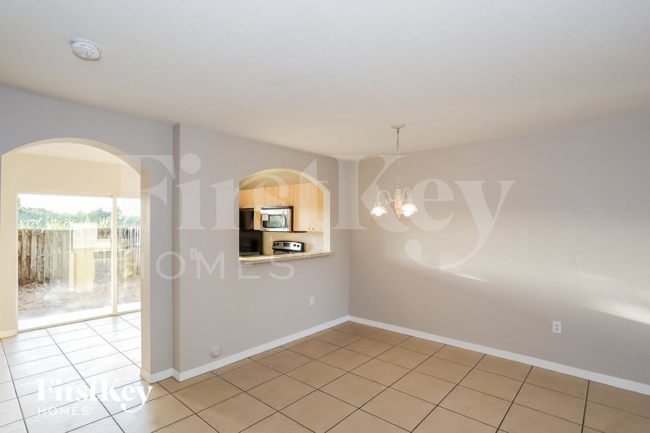 17166 Swcourt - Photo 7 of 18