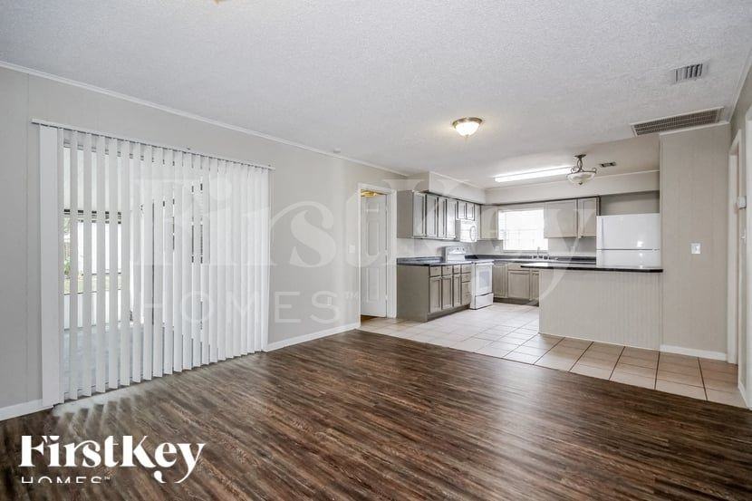 1334 Grace St N - Photo 3 of 15