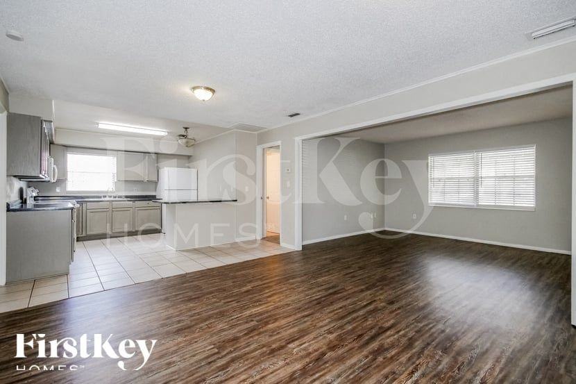 1334 Grace St N - Photo 4 of 15