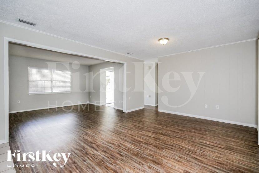 1334 Grace St N - Photo 5 of 15