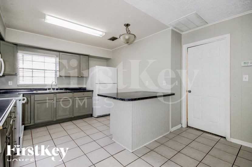 1334 Grace St N - Photo 7 of 15