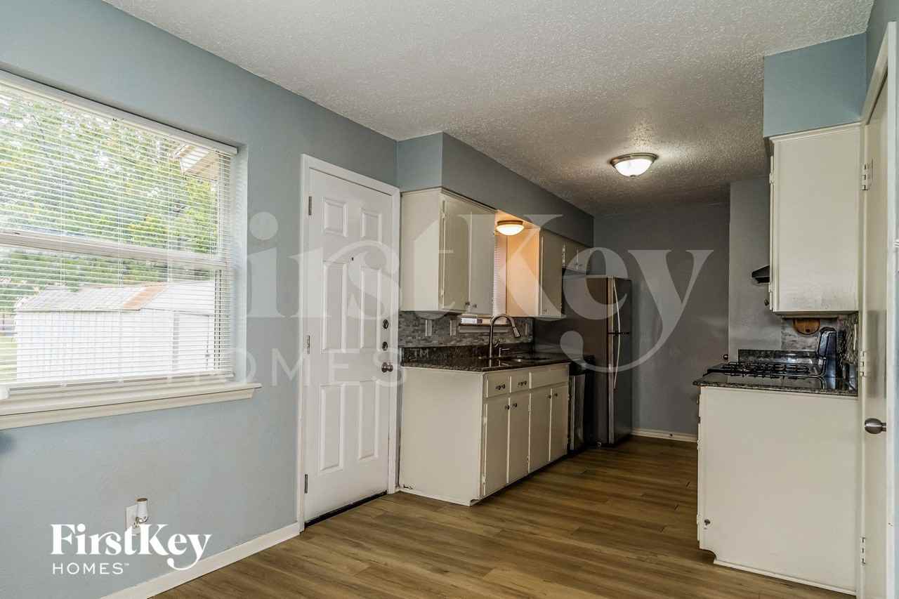 1302 Greencove Dr - Photo 5 of 15