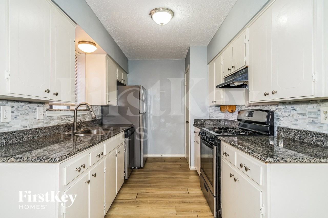 1302 Greencove Dr - Photo 6 of 15