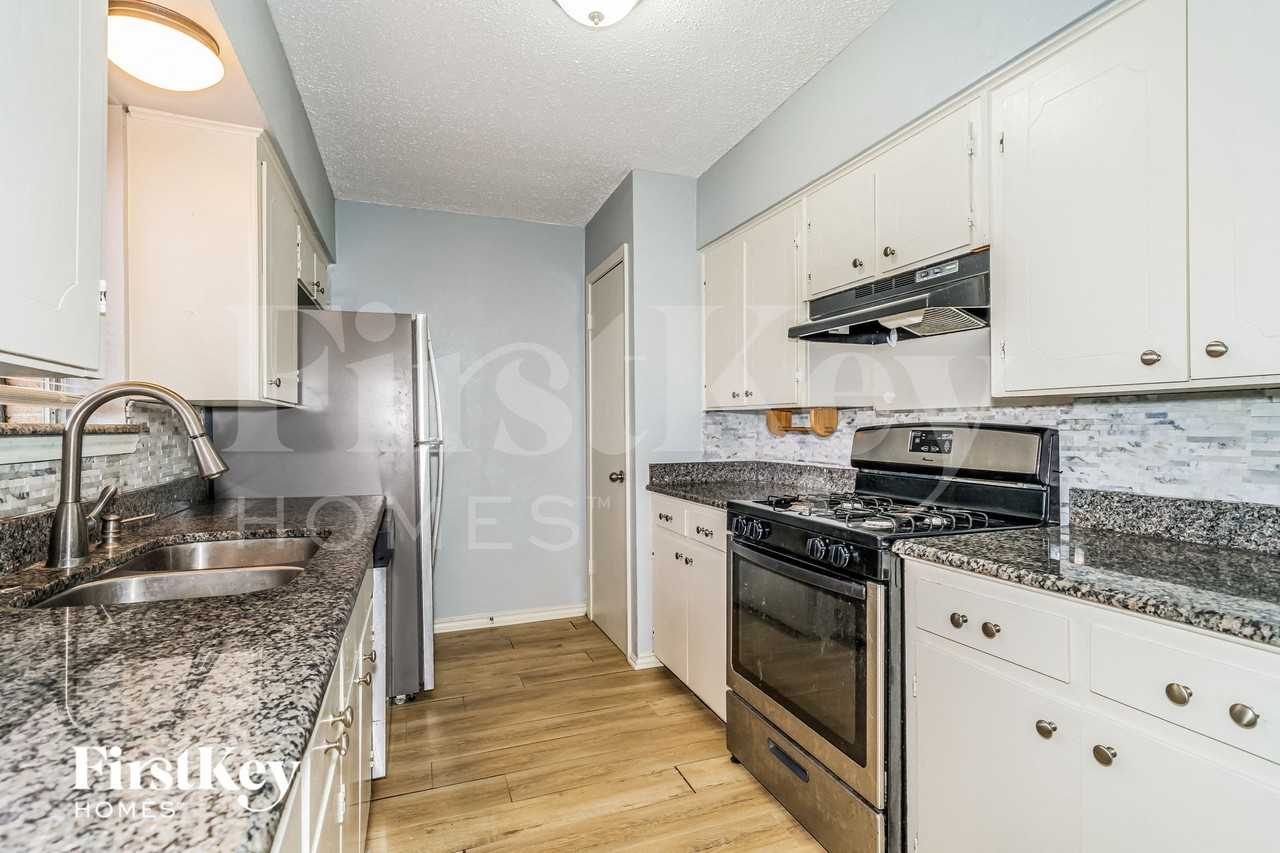 1302 Greencove Dr - Photo 7 of 15