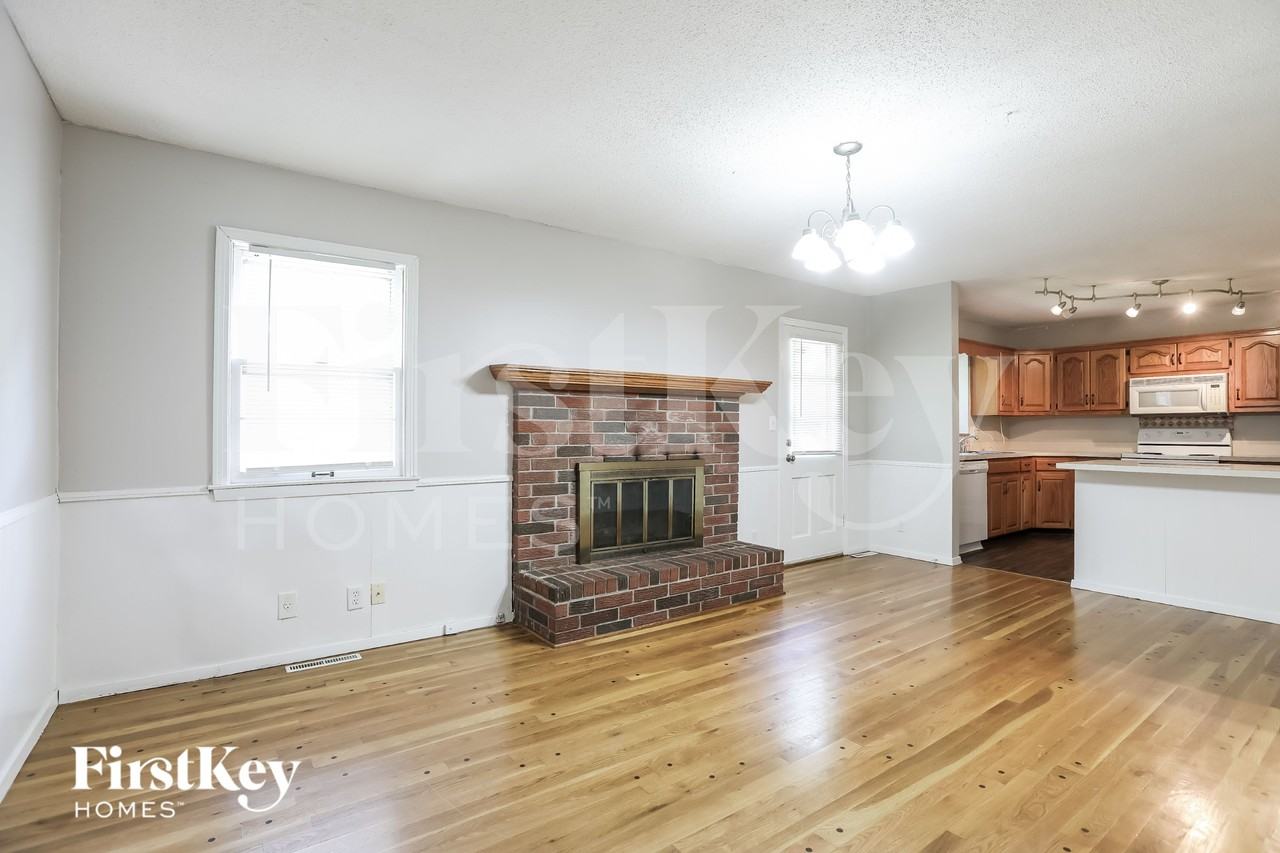 11806 E 62nd Ter - Photo 4 of 15