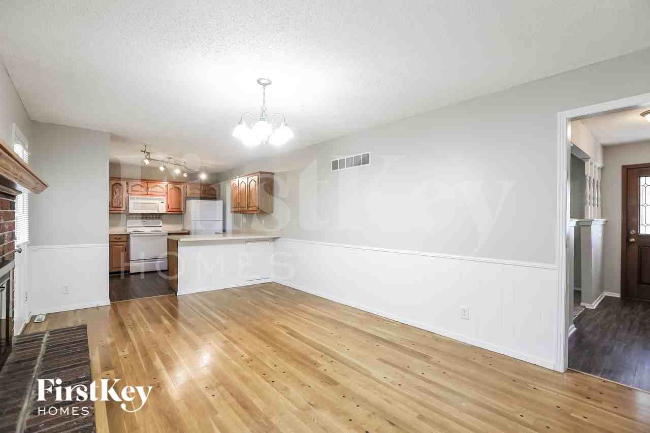 11806 E 62nd Ter - Photo 5 of 15