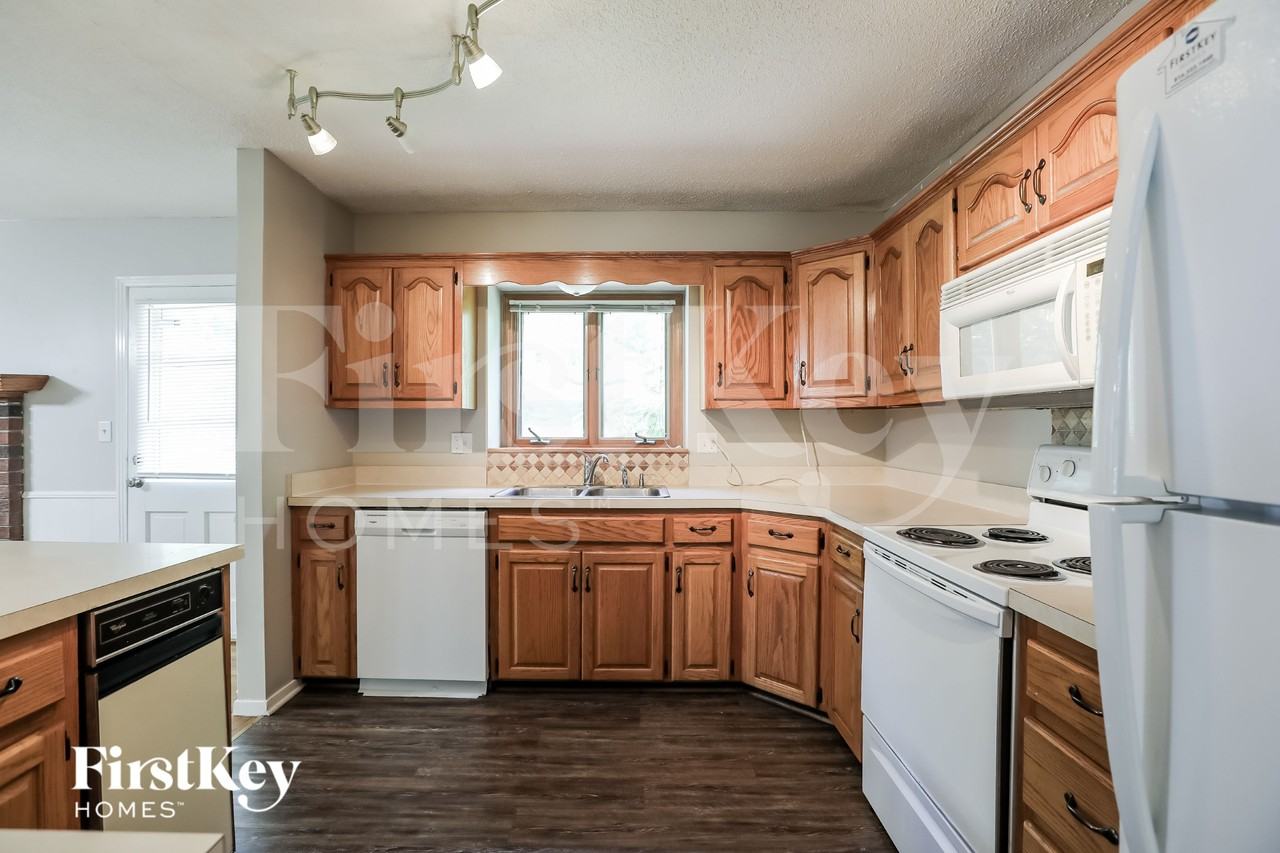 11806 E 62nd Ter - Photo 7 of 15