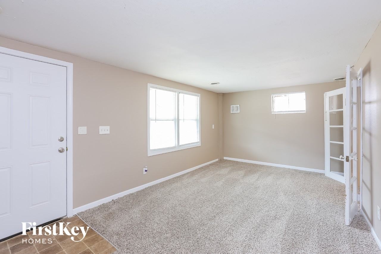 1104 Kearney Rd - Photo 3 of 15