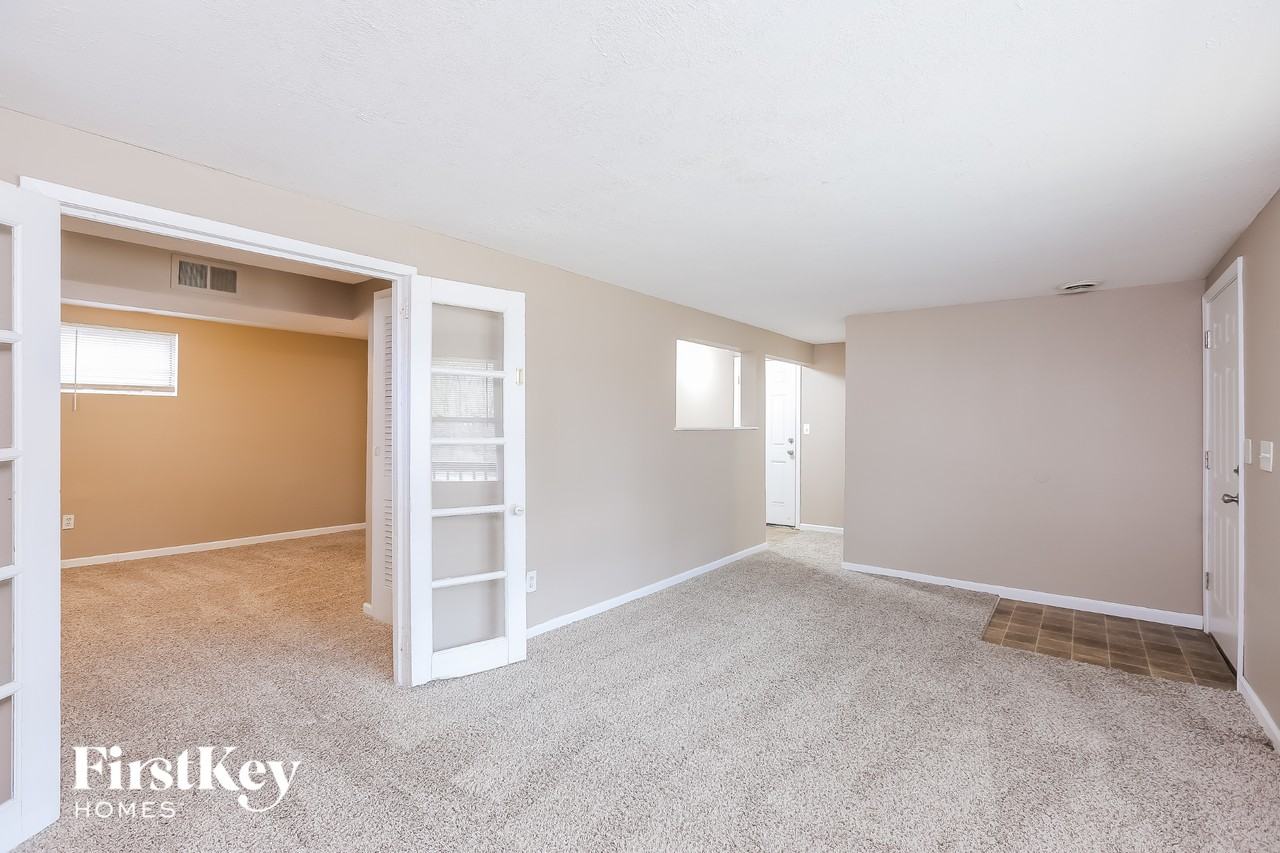 1104 Kearney Rd - Photo 4 of 15