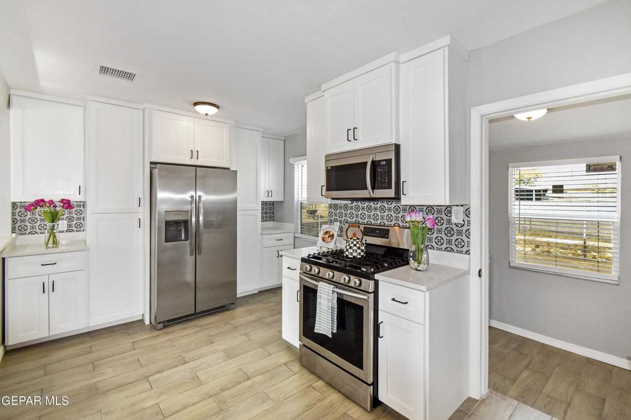 2728 Byron St - Photo 4 of 33