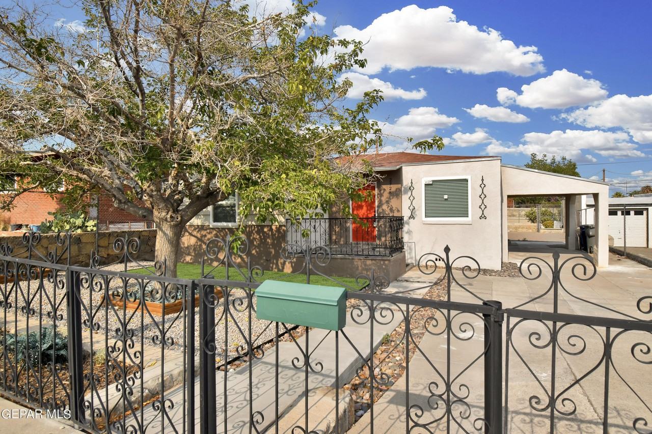 2728 Byron St - Photo 5 of 33