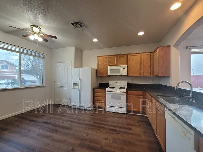 8233 Windmill Oaks Pl - Photo 4 of 21