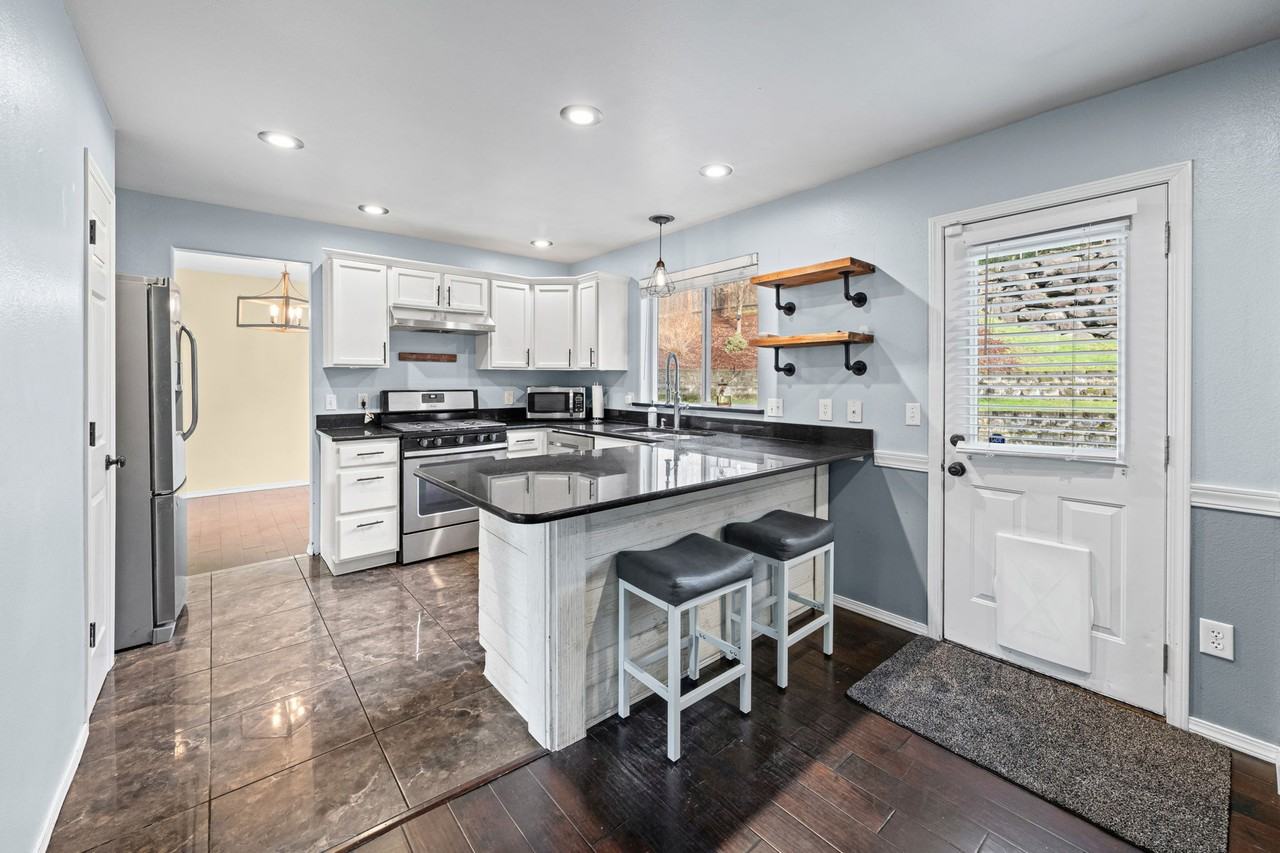 18131 85th St E - Photo 7 of 24